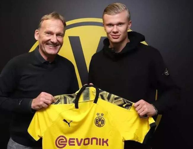 法兰克福球迷在诺坎普球场对巴萨支持者发动投掷袭击