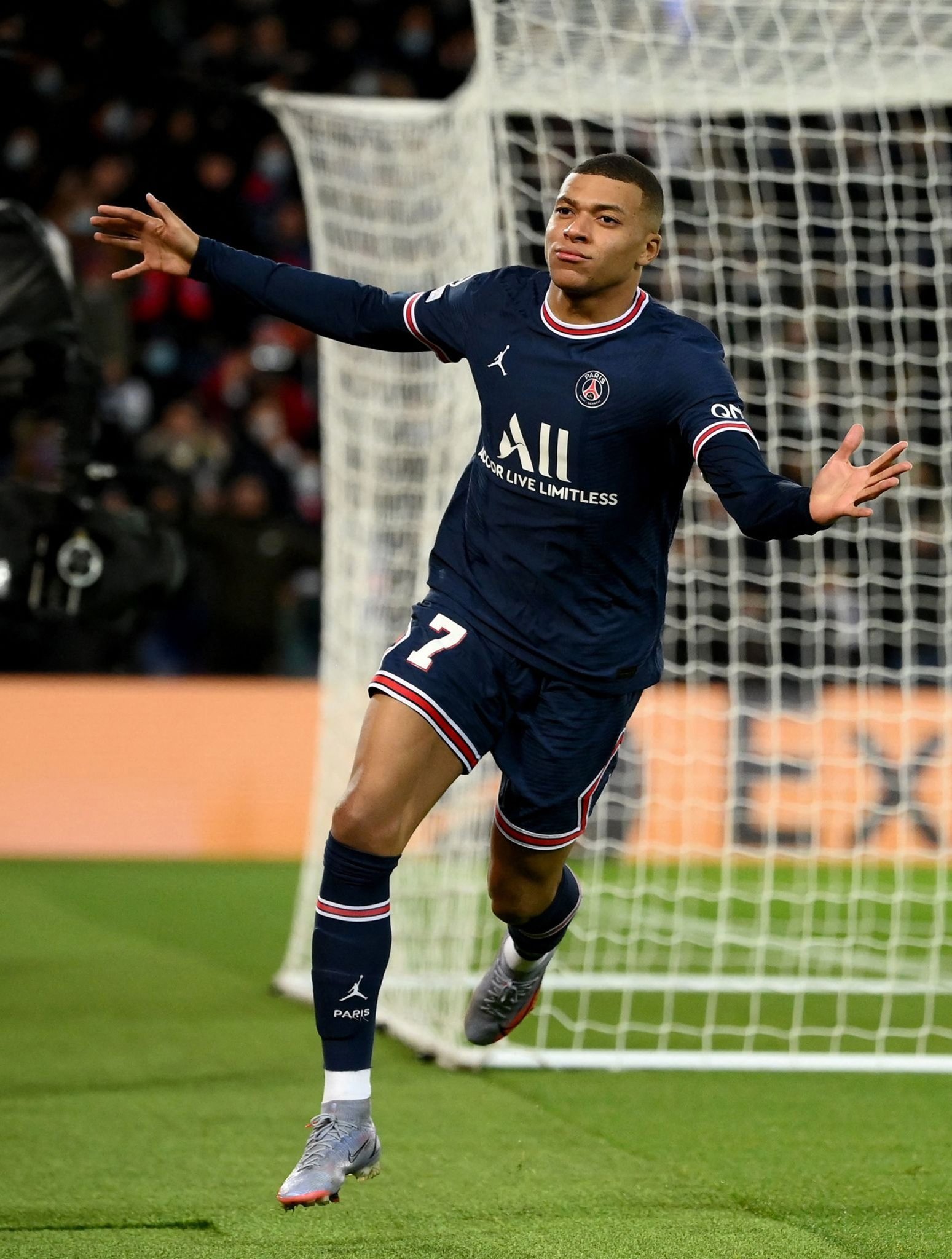 意甲战报：索尔斯比头球制胜，热那亚2-1力克维罗纳（意甲速报：索尔斯比头球破门，热那亚2-1击败维罗纳）